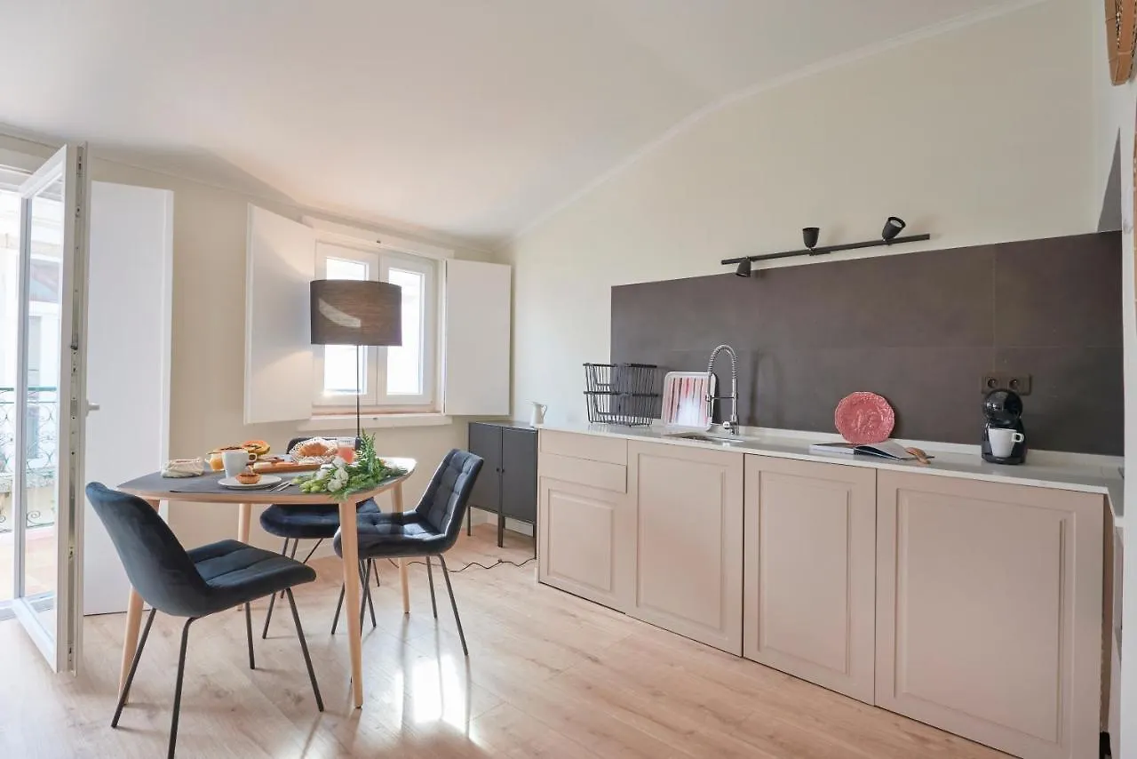 Fantastic Apartment With Balcony In Bica Лиссабон