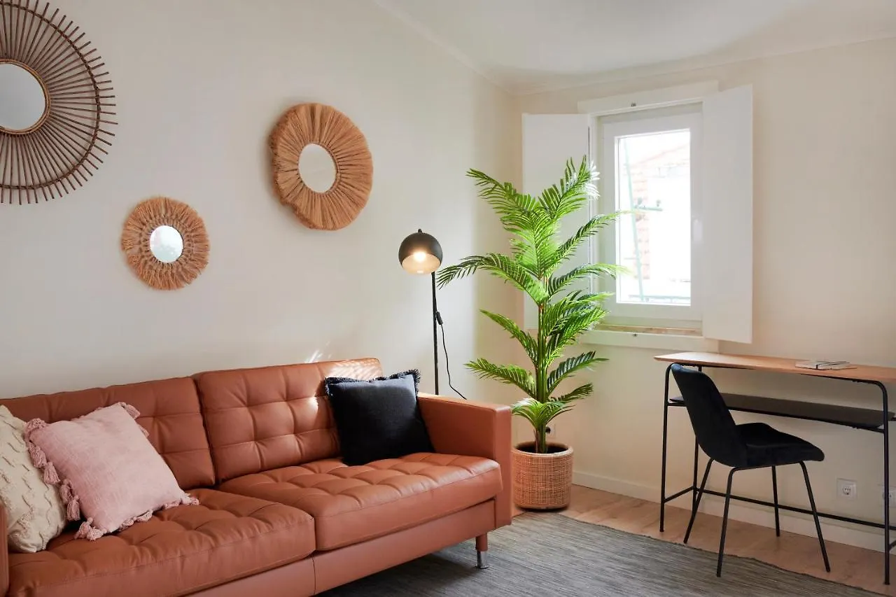 Fantastic Apartment With Balcony In Bica Лиссабон