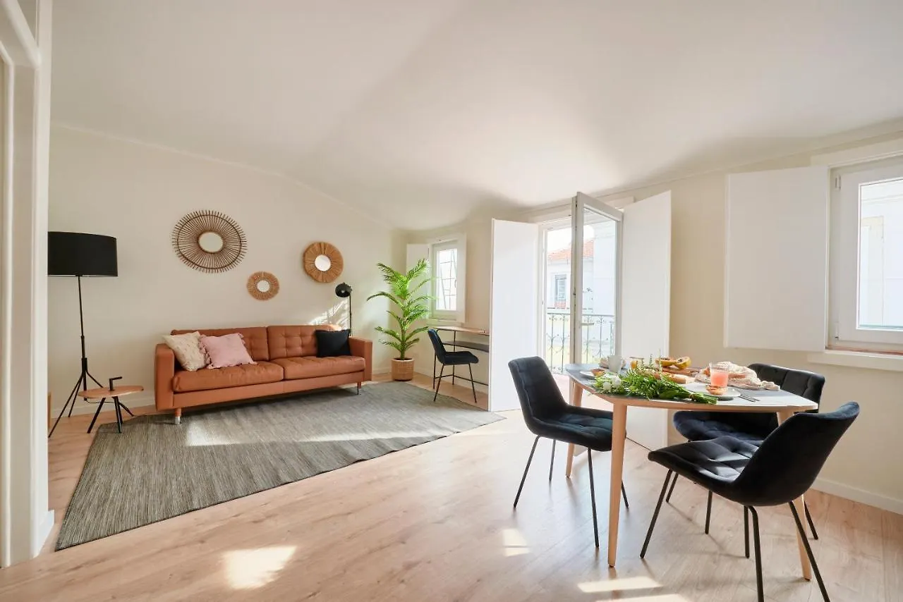 Fantastic Apartment With Balcony In Bica Лиссабон