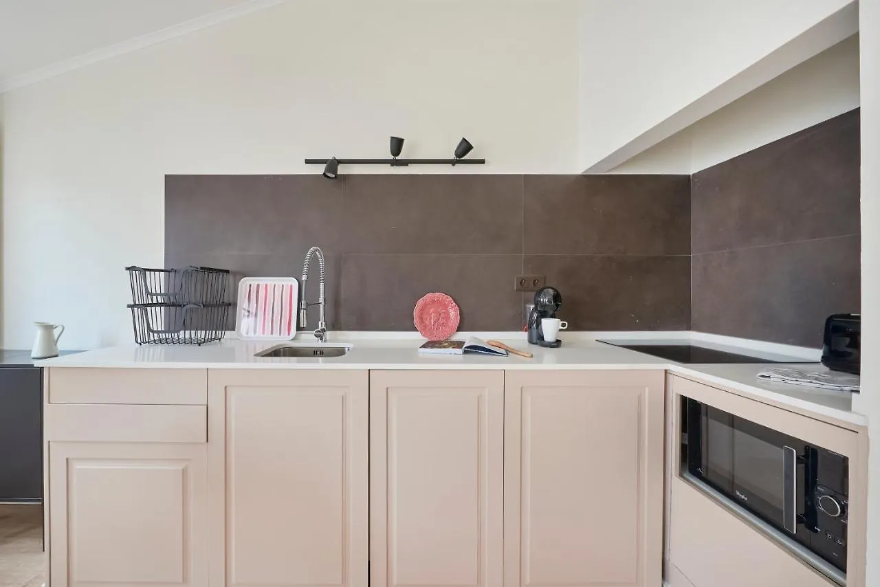 Fantastic Apartment With Balcony In Bica Лиссабон