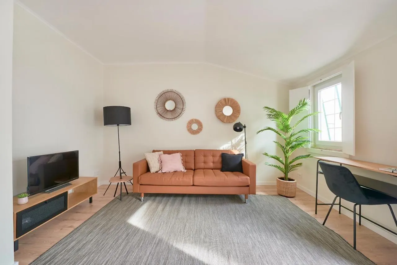 Fantastic Apartment With Balcony In Bica Лиссабон