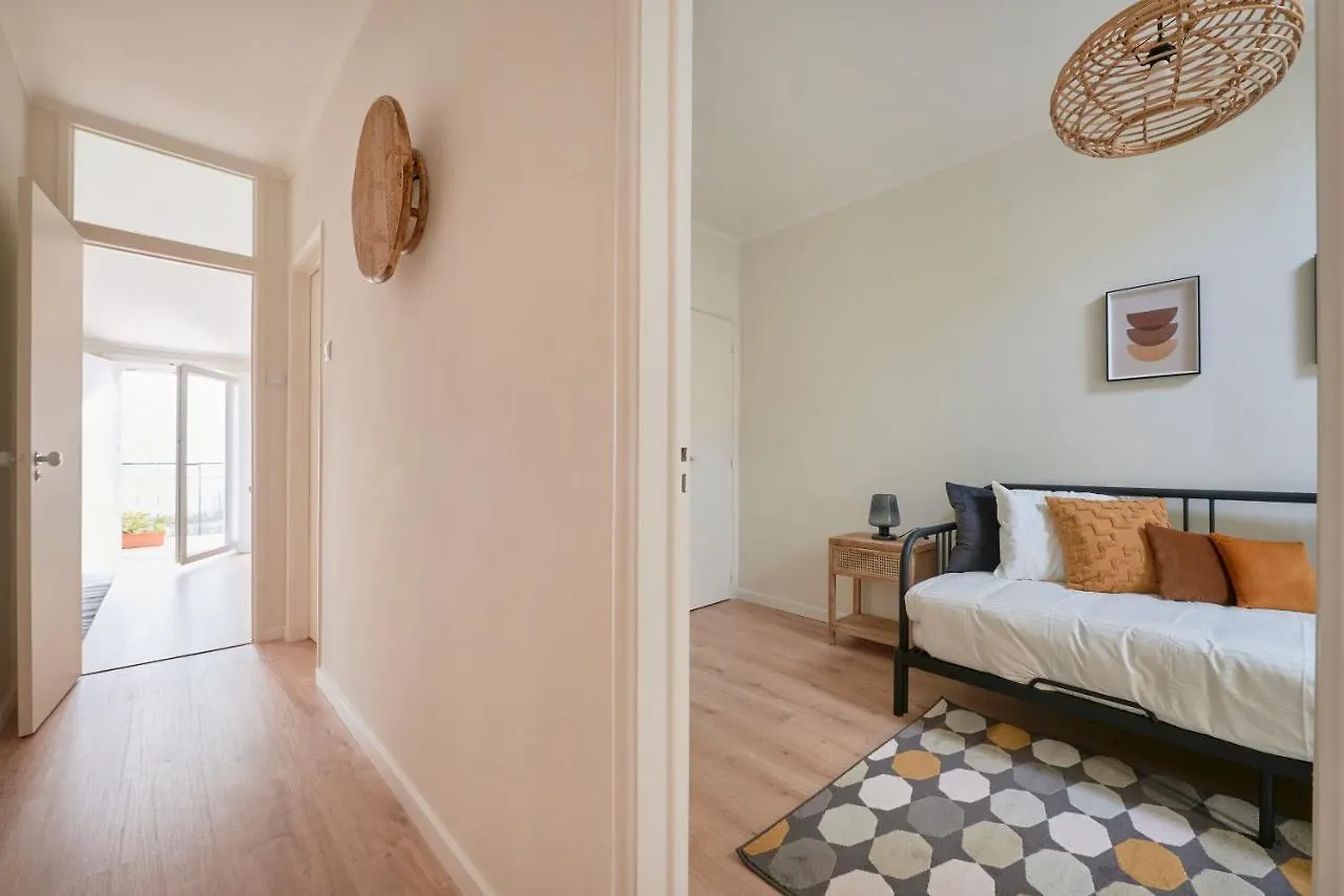 Fantastic Apartment With Balcony In Bica Лиссабон