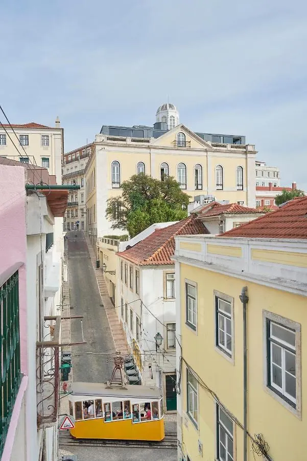 Fantastic Apartment With Balcony In Bica 리스본