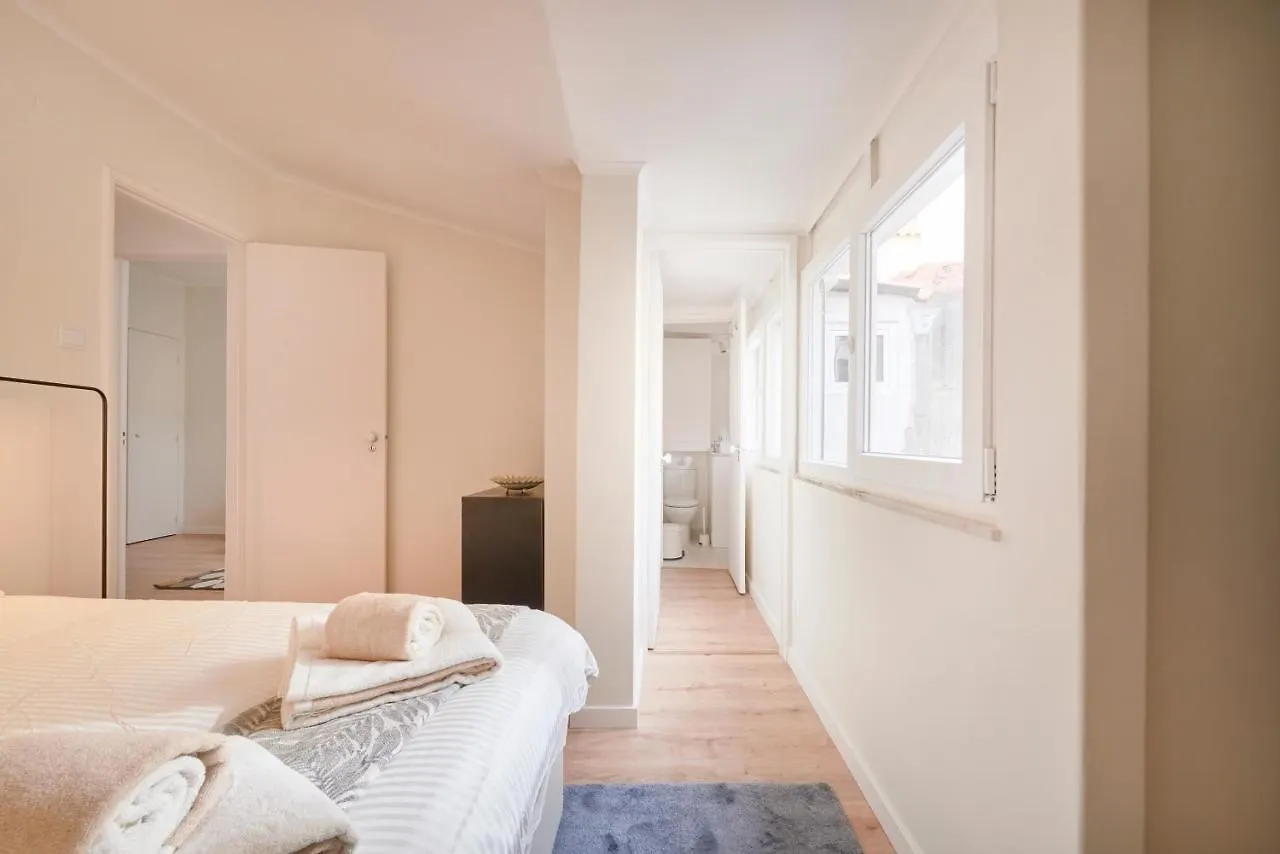 Fantastic Apartment With Balcony In Bica 리스본