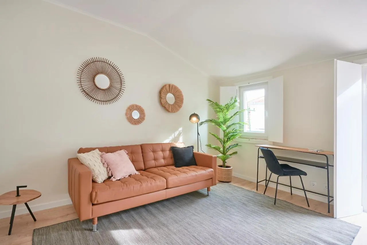 Fantastic Apartment With Balcony In Bica 리스본
