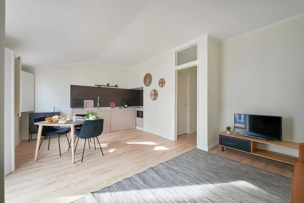 Fantastic Apartment With Balcony In Bica 리스본