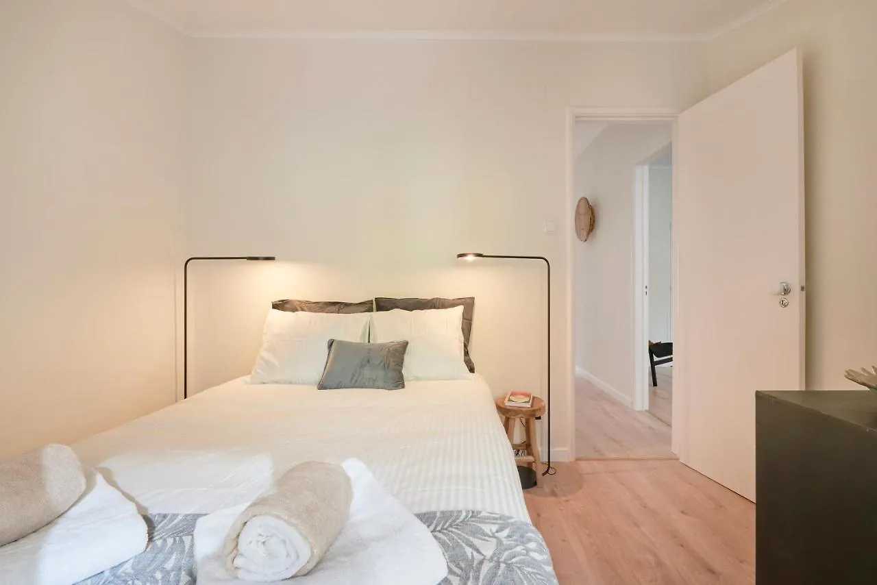 Fantastic Apartment With Balcony In Bica 리스본