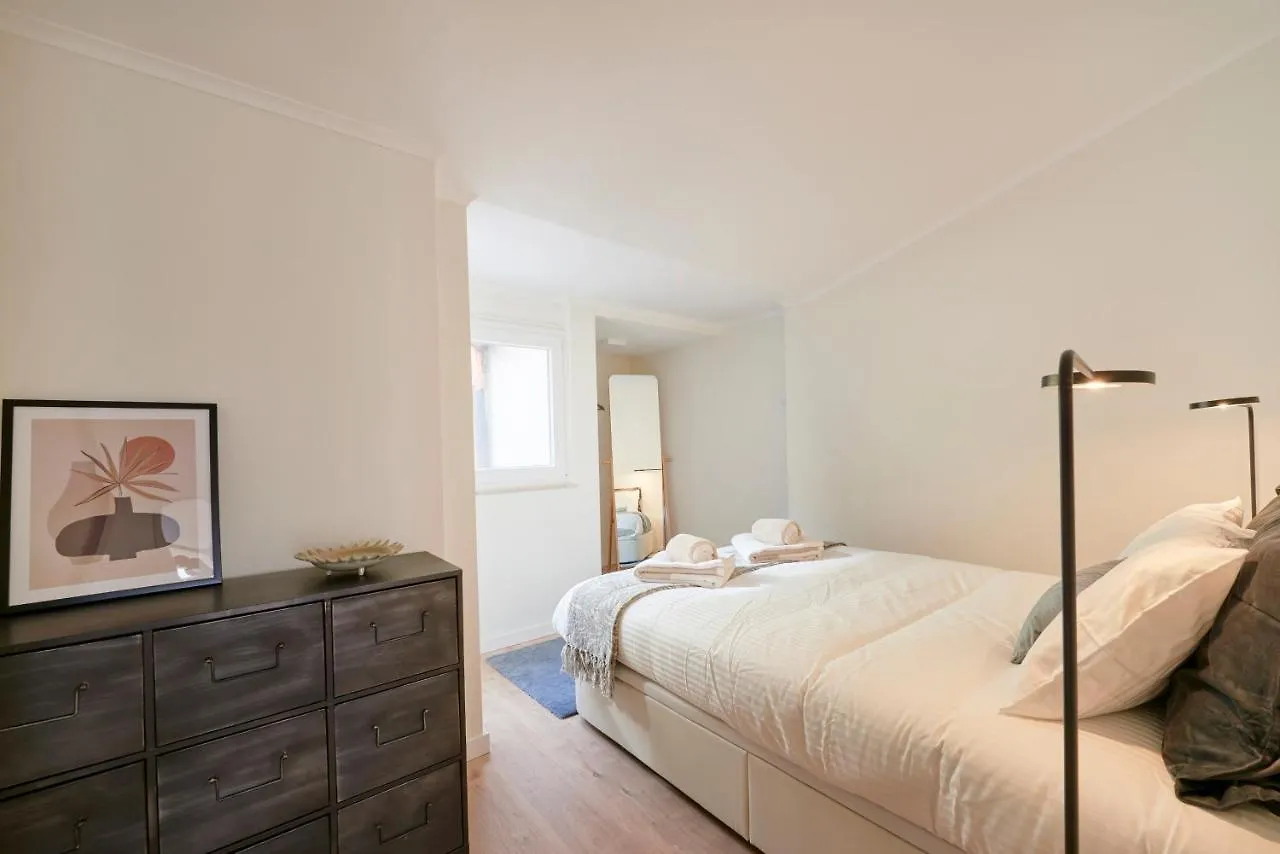Fantastic Apartment With Balcony In Bica 리스본