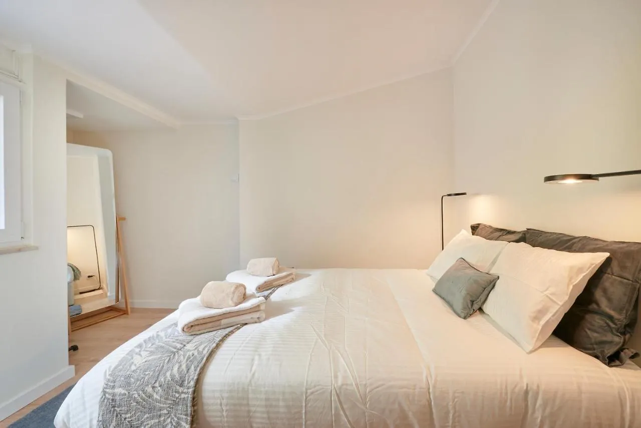 Fantastic Apartment With Balcony In Bica 리스본