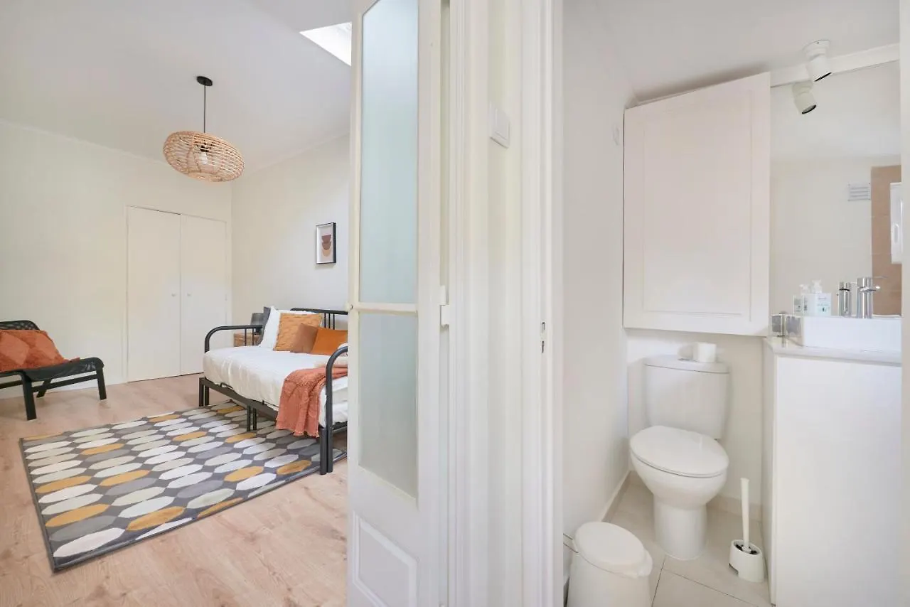 Fantastic Apartment With Balcony In Bica 리스본 0*,